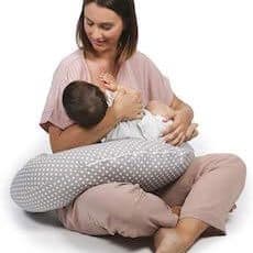 Madre dando pecho utilización de cojín de lactancia niimo alpha